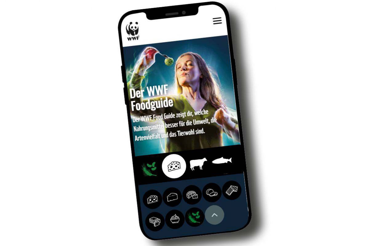 Auf einem Smartphone ist der WWF-Foodguide zu sehen.