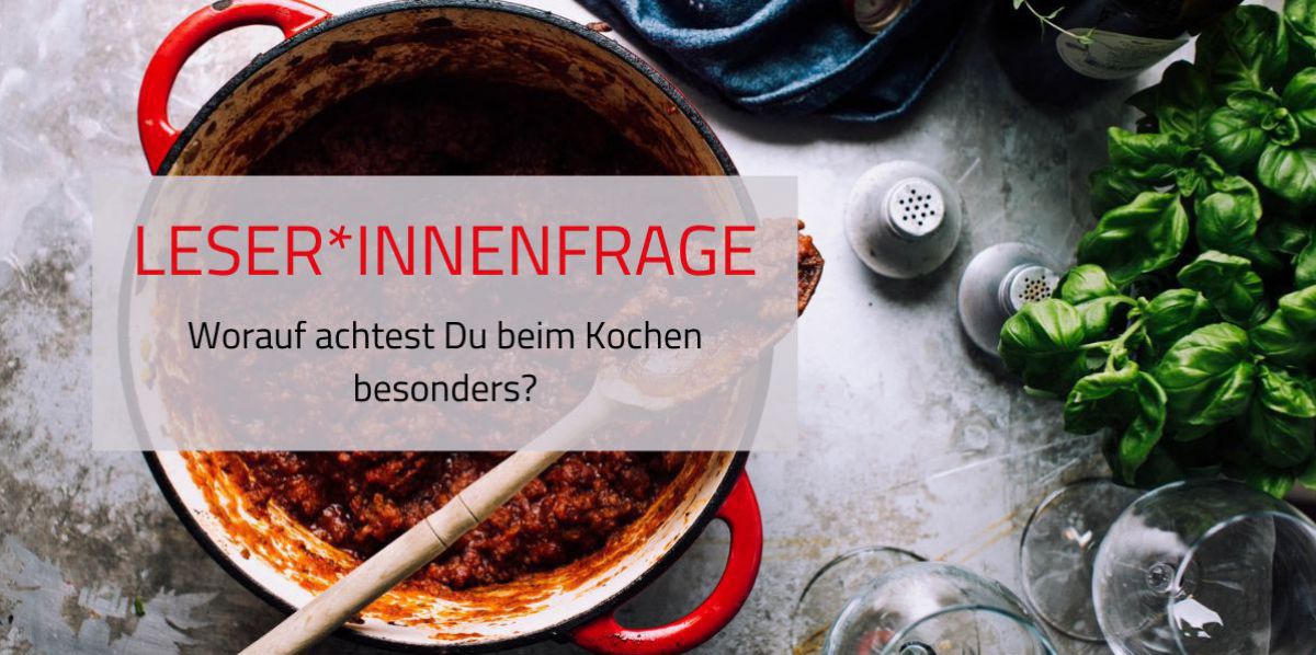 Ein Topf mit einem Sugo von oben steht auf einer Arbeitsplatte, daneben Gläser und Kräuter. Mittig steht über das Foto gelegt 