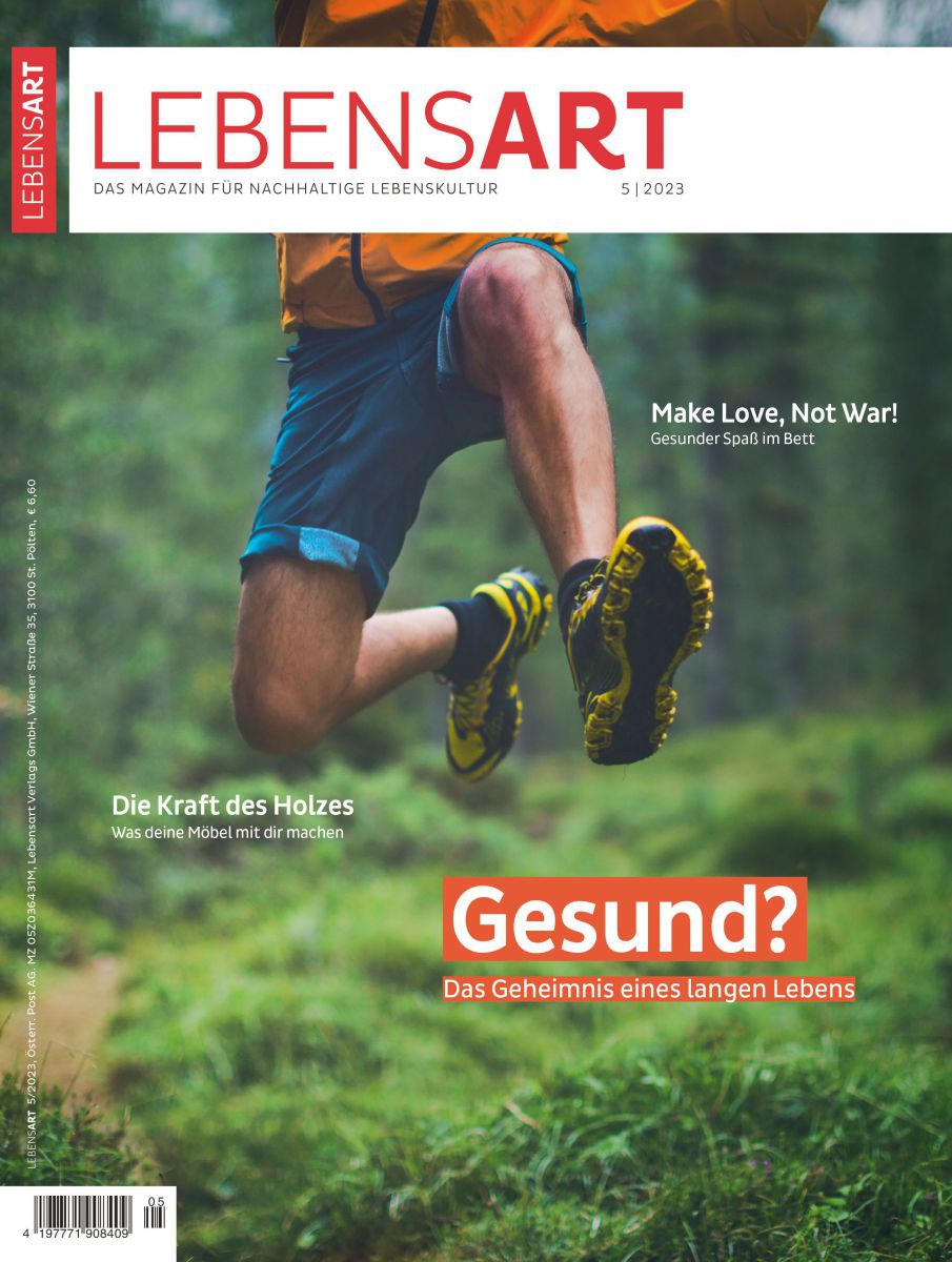 Das Cover zeigt einen Mann mit Sportschuhen und kurzer Hose der über grünen Waldboden springt. Darüber steht 