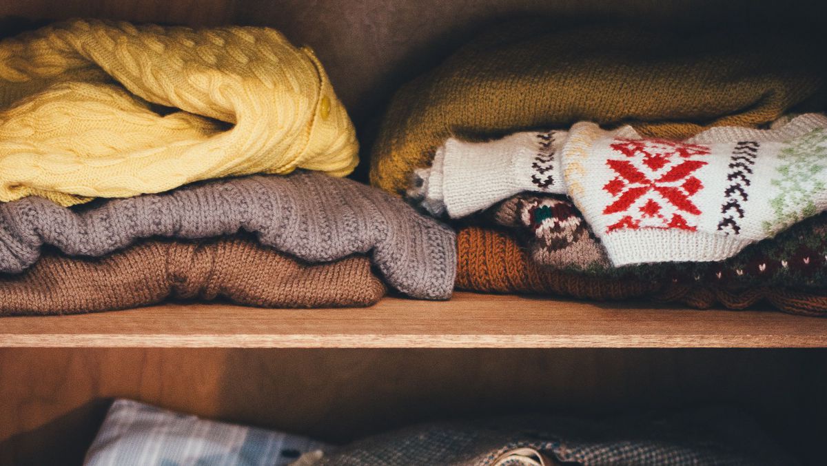 Kleidung in einem Kleiderkasten