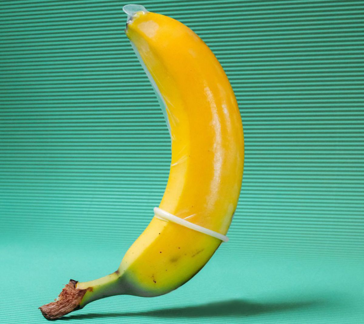 Eine Banane, über die ein farbloses Kondom gestülpt wurde. 