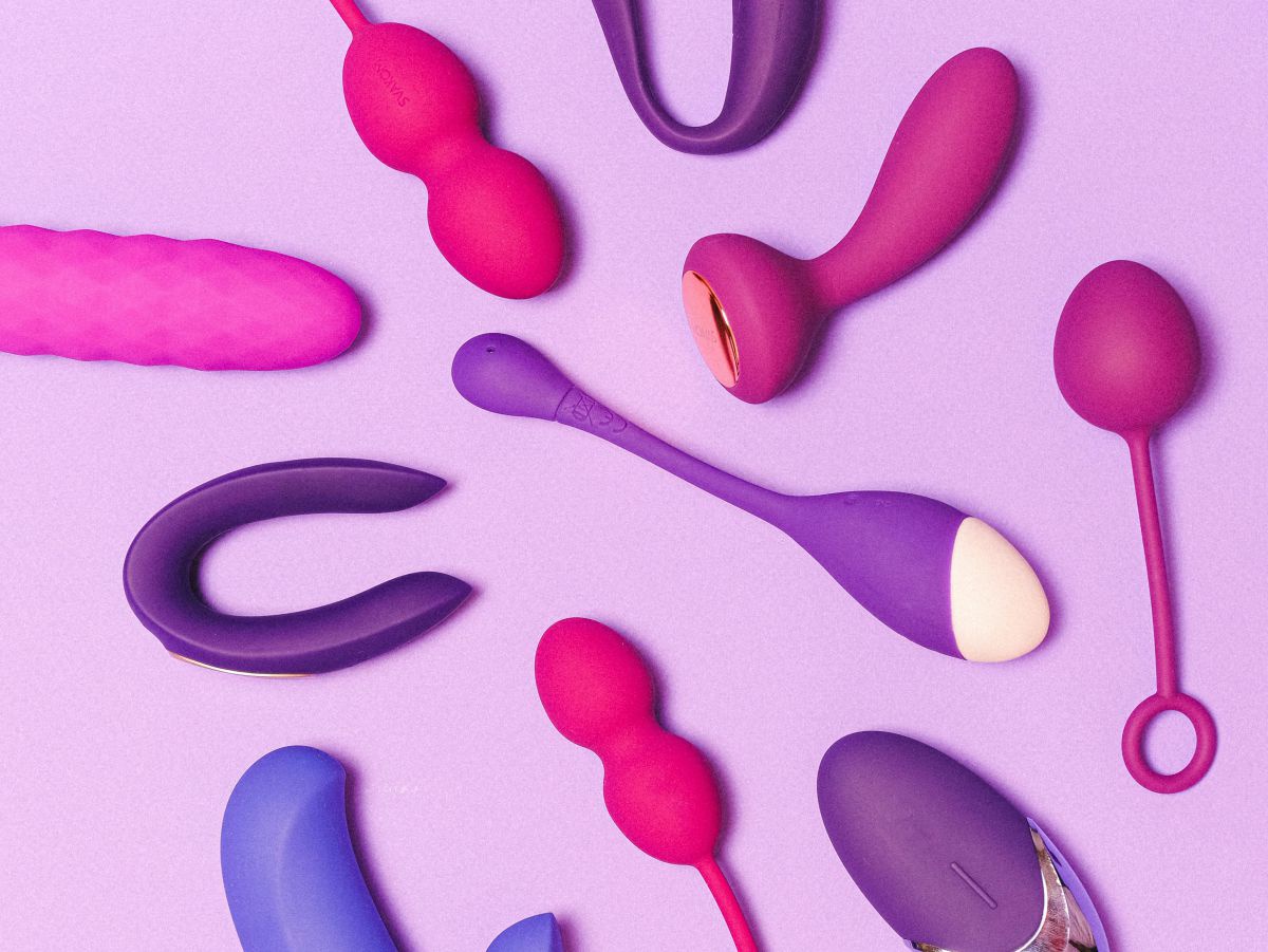 Sexspielzeug in verschiedensten Formen und Größen in Pink-, Lila- und Blautönen.