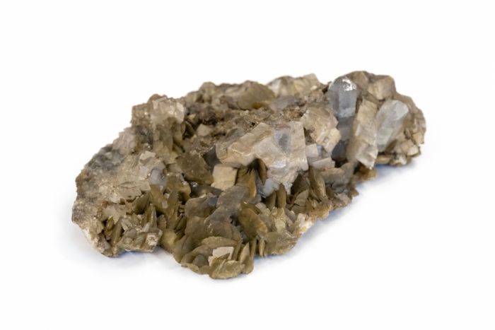 Ein Stein mit kantiger, kristalliger Struktur und beige-braun-grauer Färbung.