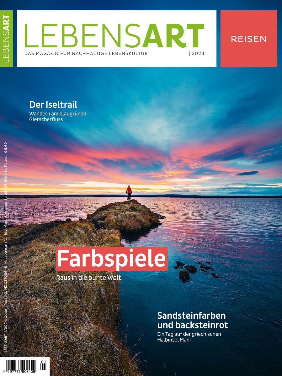 Auf dem Cover ist ein Mann zu sehen, der auf einer Landzunge am Wasser steht. Der Himmel und seine Spiegelung im Wasser zeigt viele bunte Farben auf.