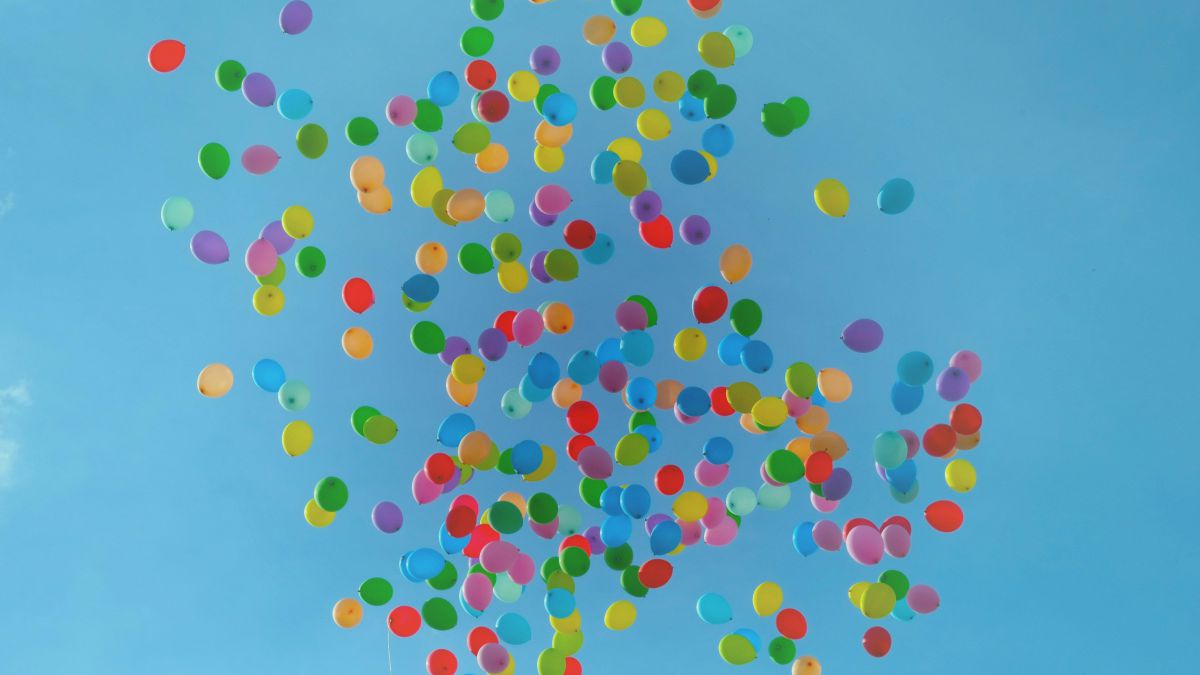 Bunte Ballons vor einem blauen Himmel.