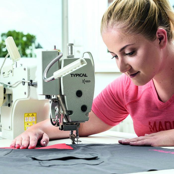 Eine junge Frau bei der Arbeit an einer Nähmaschine in der Produktion der Firma Löffler.