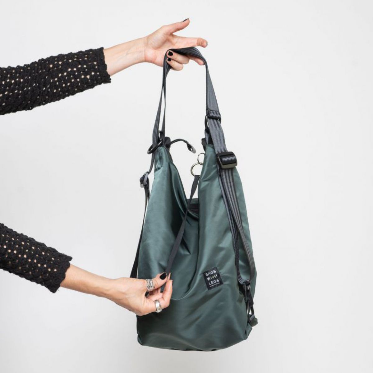 Tasche aus petrolfarbenem Upcycle-Material, die Träger bestehen aus Sitzgurten.