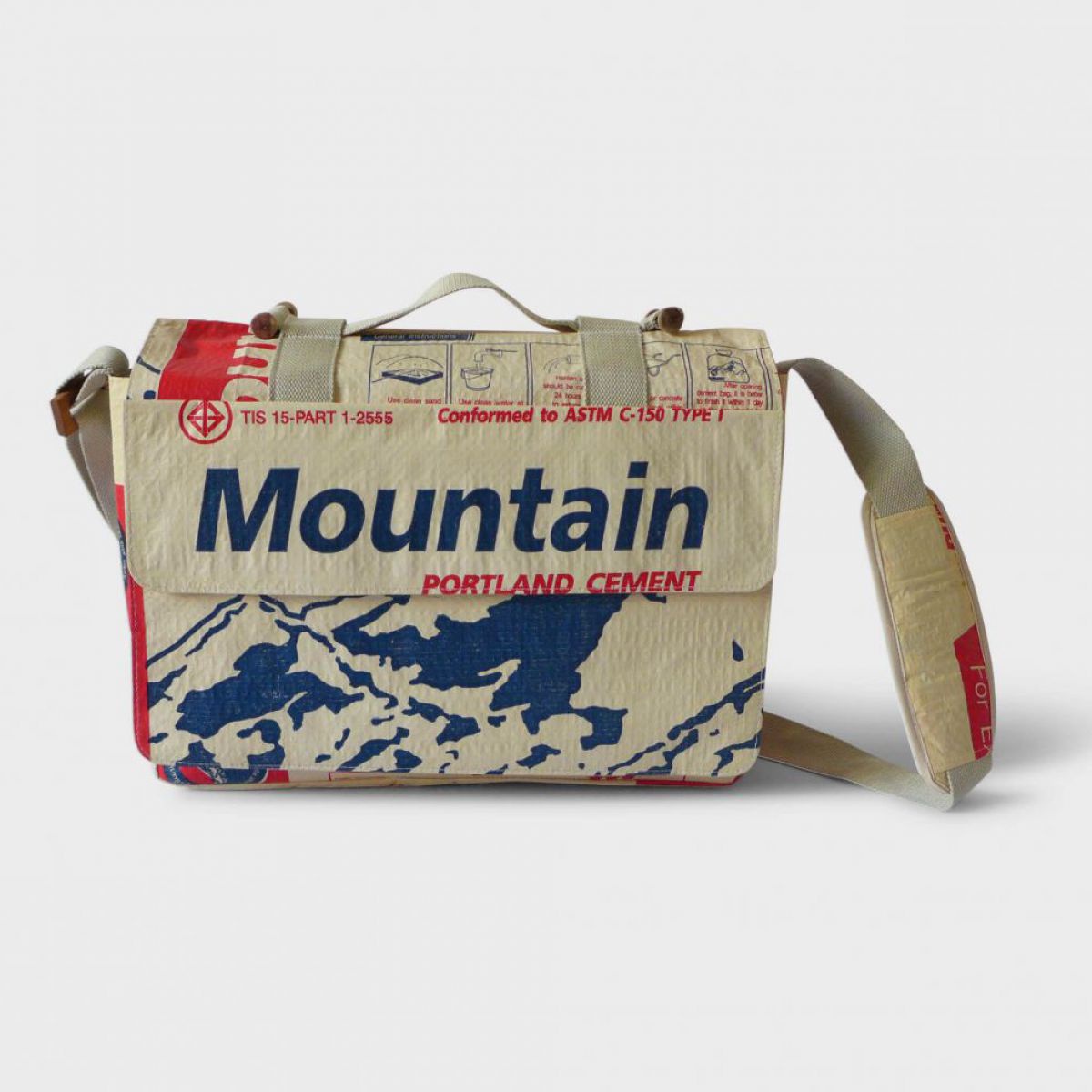 Tasche aus Upcycling-Material. Hier wurde die ehemalige Verpackung für 