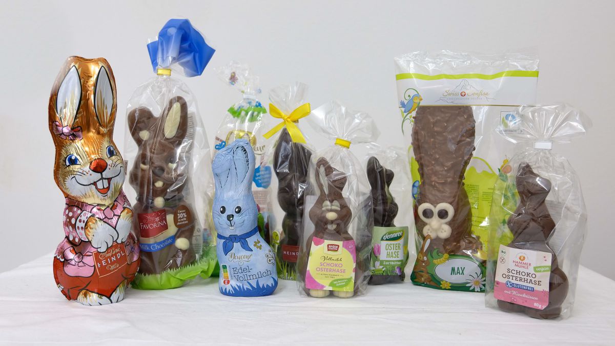 Eine Aufstellung von Schoko-Osterhasen.