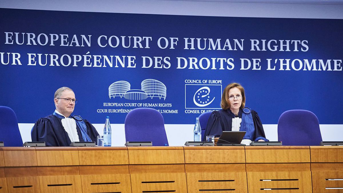 Ein Richter und eine Richterin sitzen auf dem Podium des Europäischen Gerichtishofs der Menschenrechte. 