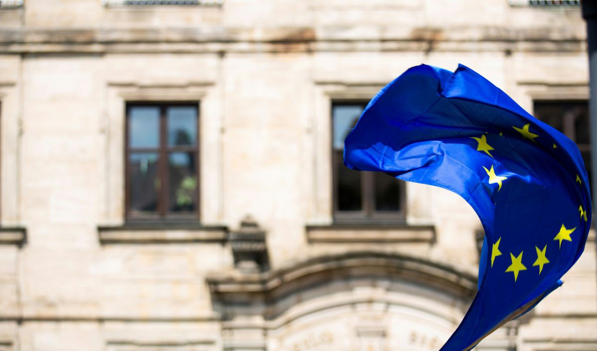 Eine EU-Fahne weht im Wind.