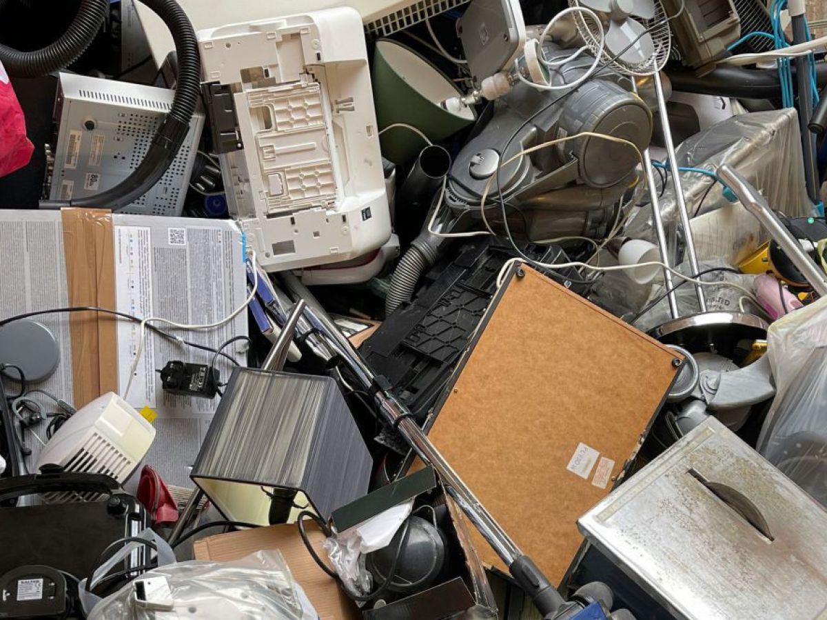 Ein Haufen aus unzähligen, verschiedensten Elektrogeräten: Staubsauer, Drucker, Lampen, Kabel, Tastatur, Säge,....