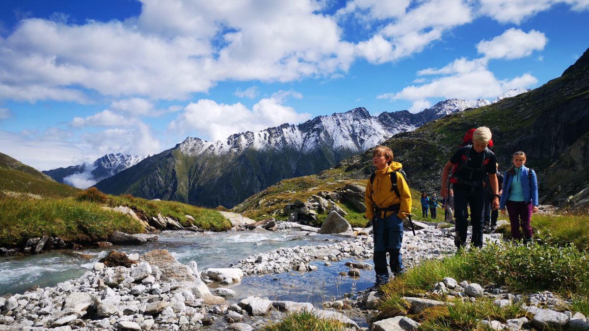 Kinder wandern im Gebirge.