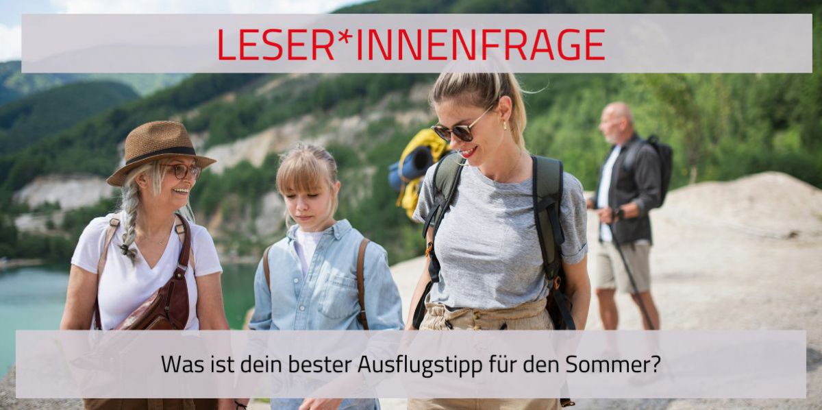 Drei blonde Frauen unterschiedlichen Alters reden, lachen, während sie in der Natur, vermutlich in den Bergen unterwegs sind.