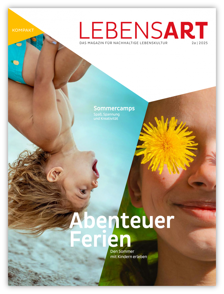 Auf dem Cover der LEBENSART Kompakt 2a ist auch der einen Seite ein Kind zu sehen, das kopfüber schwingt, auf der anderen eine Jugendlichen, die sich einen Löwenzahn vor das Gesicht hält. 