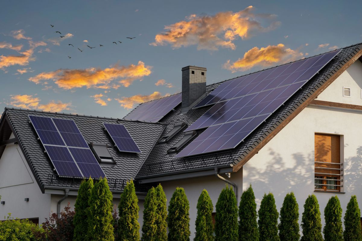 Einfamilienhaus mit Photovoltaik-Modulen am Dach