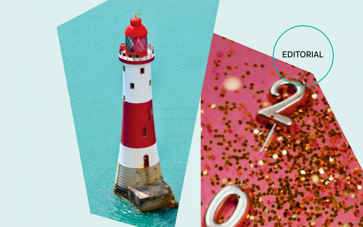 Collage aus zwei Fotos: links ein weiß-rot-weiß-rot getünchter Leuchtturm, rechts Glitzer auf rosa und zwei Geburtstagskerzen in Zahlenform 2 und 0.