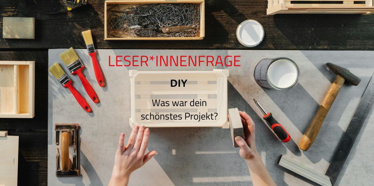 Ein Tisch von oben - darauf sind einige Bastelmaterialien wie Pinsel, Hammer, Farbe und Holzkästen aufgelegt. Darüber steht: 