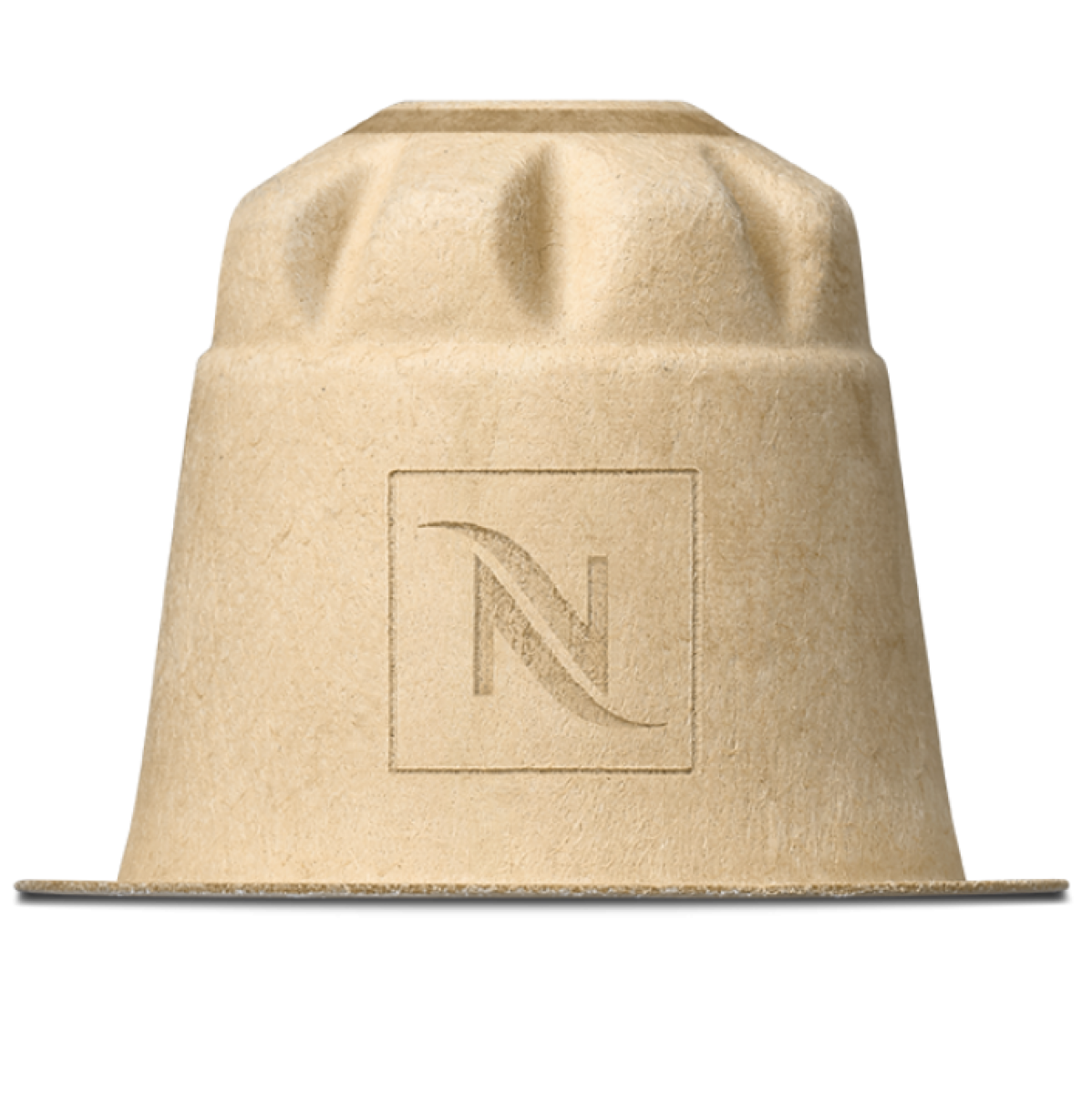 Produktbild: eine der kompostierbaren Kaffeekapseln aus pflanzenbasierten Fasern in Großaufnahme darauf das Logo von Nespresso.
