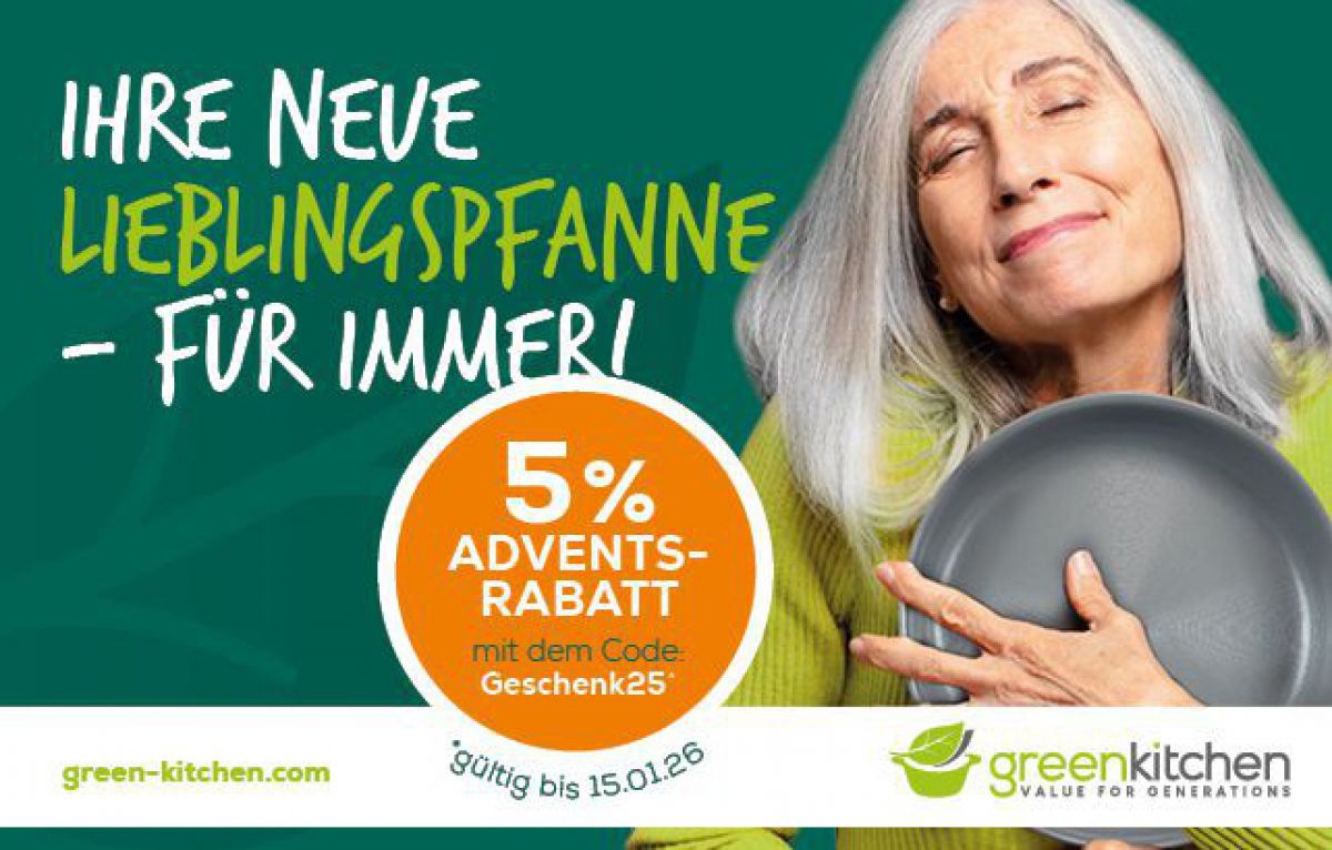 Werbesujet zeigt eine ältere Frau mit silberweißem, schulterlangem Haar, die mit geschlossenen Augen und seligem Lächeln eine Pfanne an ihr Herz drückt. 