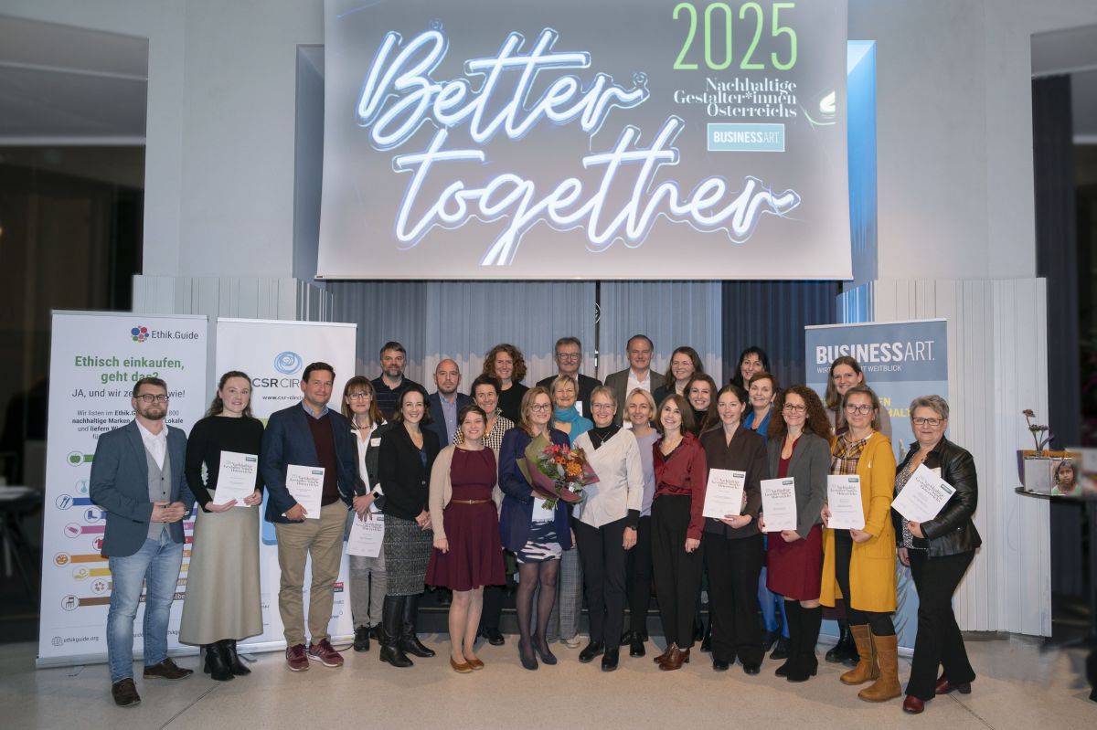 Die Nachhaltigen Gestalter*innen 2025 zusammen mit den Veranstaltern auf der Bühne bei der Auszeichnungsveranstaltung am 24.11.2025. 