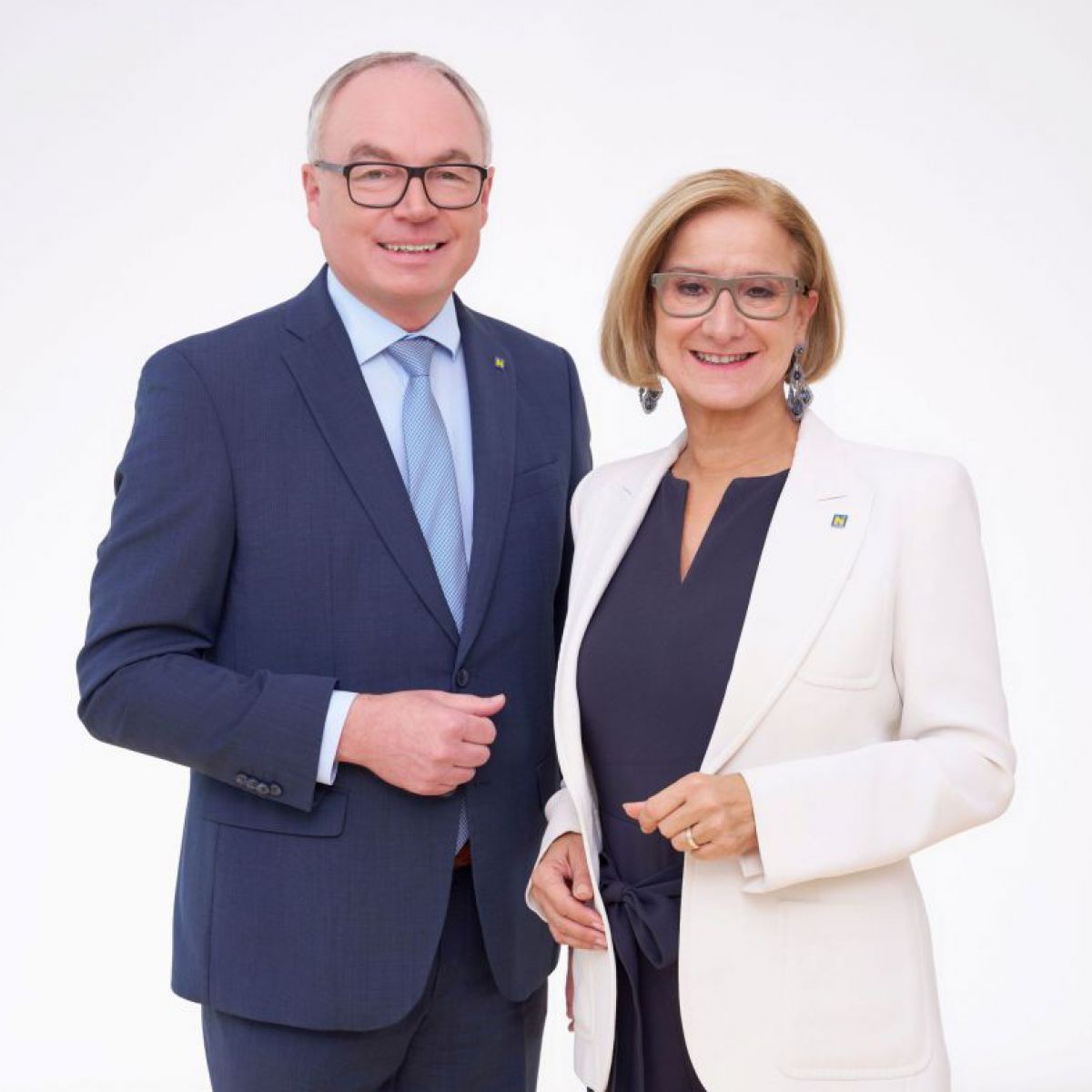 Stephan Pernkopf und Johanna Mikl-Leitner posieren gemeinsam für ein professionelles Foto vor weißem Hintergrund.