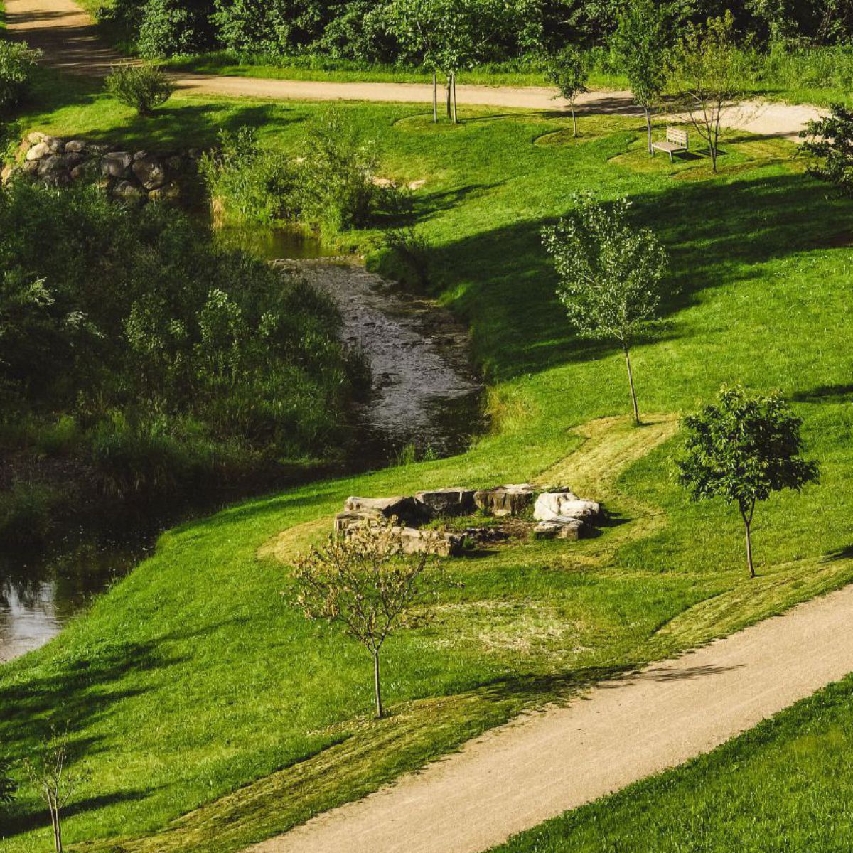 Obstbäume auf Wiesen entlang des Michelbaches, daneben schlängelt sich ein Radweg.