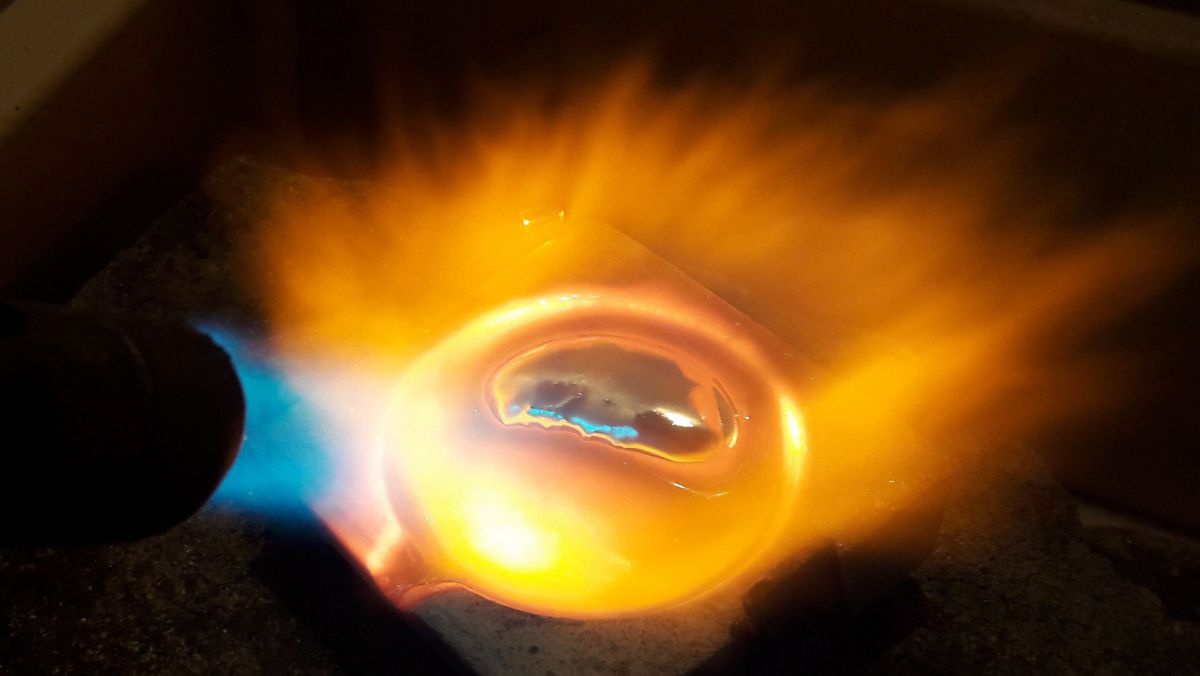 Mit einer Lötlampe wird Metall eingeschmolzen.