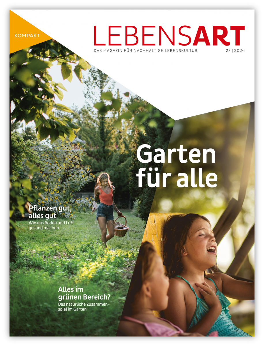 Coverbild ist zweigeteilt, links eine Frau in Jeansshorts und Tanktop geht über eine Wiese zu einem Beet, einen Korb in der linken Hand. Rechts zwei Mädchen in Badeanzügen auf einer Hollywoodschaukel. 