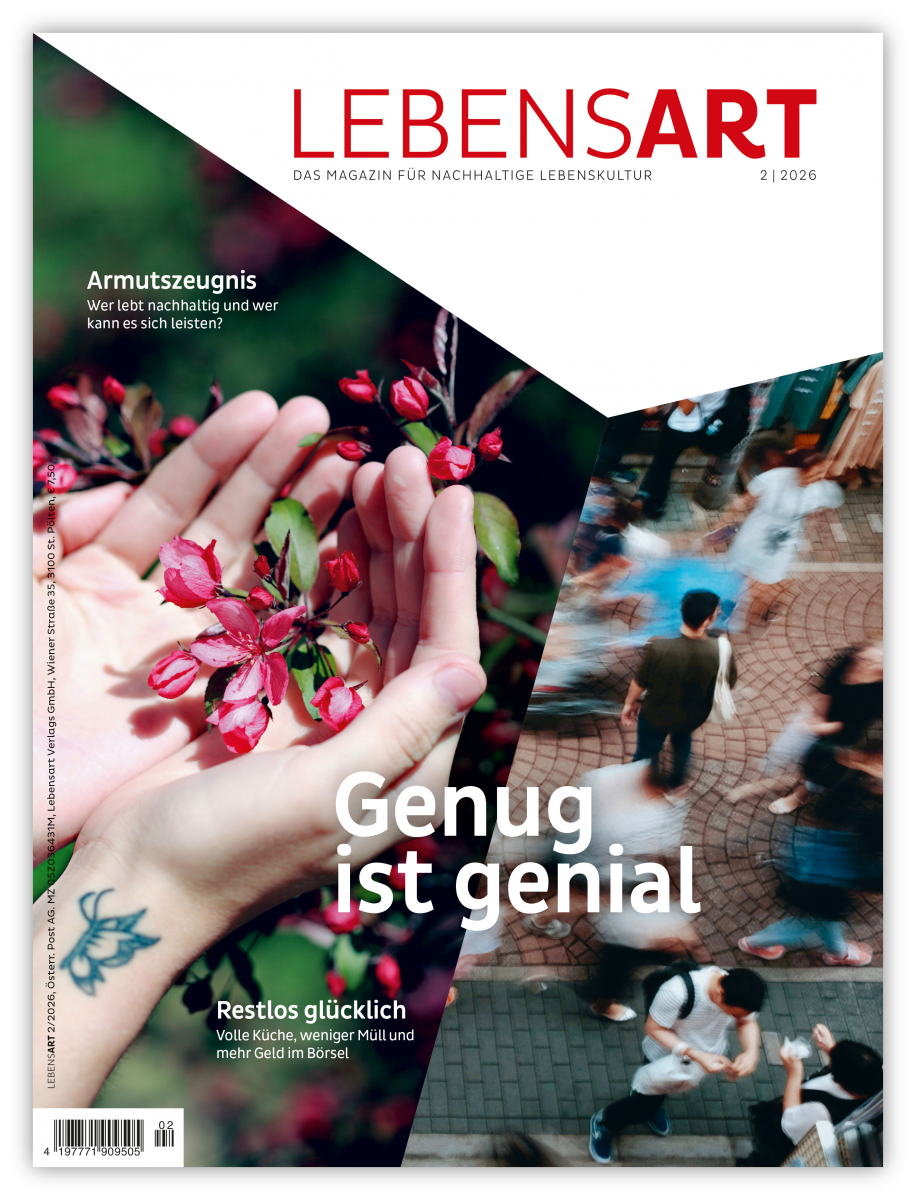 Cover der LEBENSART 2/2026: Links im Bild zwei Hände, die die Blüte eines Strauches in den geöffneten Handflächen halten. Rechs eine verschwommene Aufnahme von Passanten in einer Fußgängerzone.