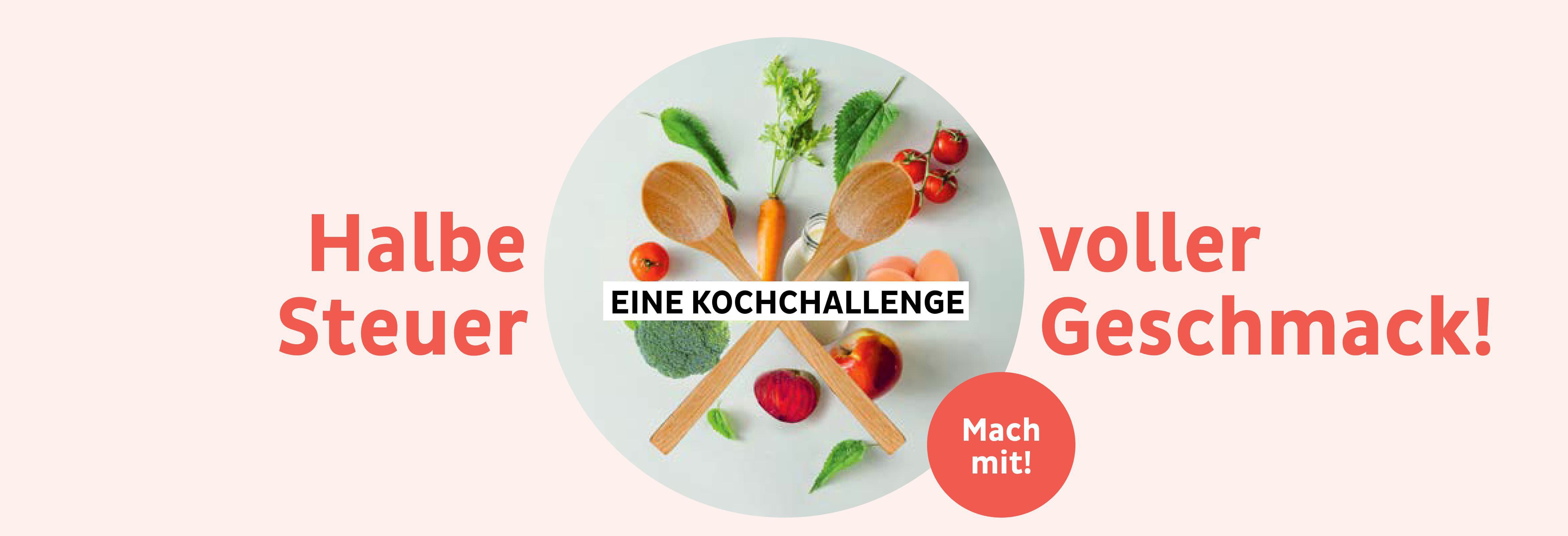 Das Bild zeigt Kräuter, Gemüse und Früchte, darüber sind zwei gekreuzte Holzkochlöffel. Titel: Halbe Steuer - voller Geschmack! Eine Kochchallenge. Mach mit!
