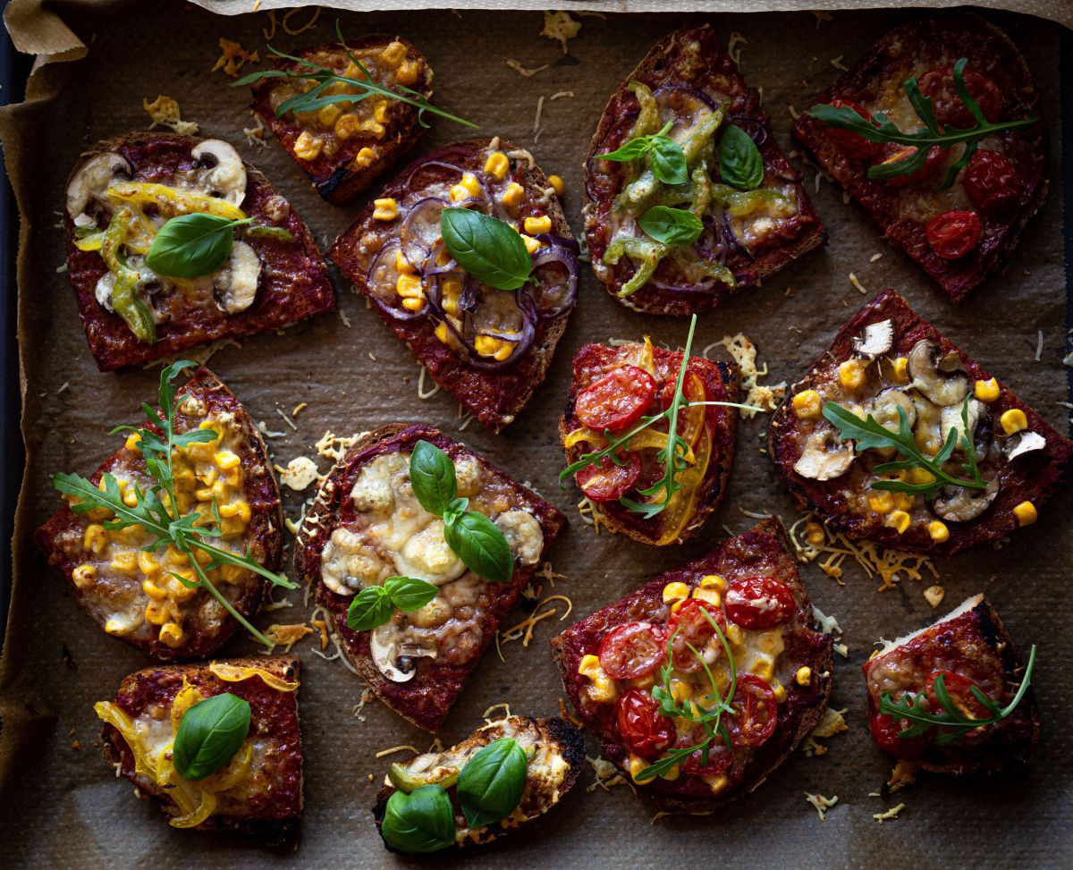 verschieden garnierte Pizzabrote.