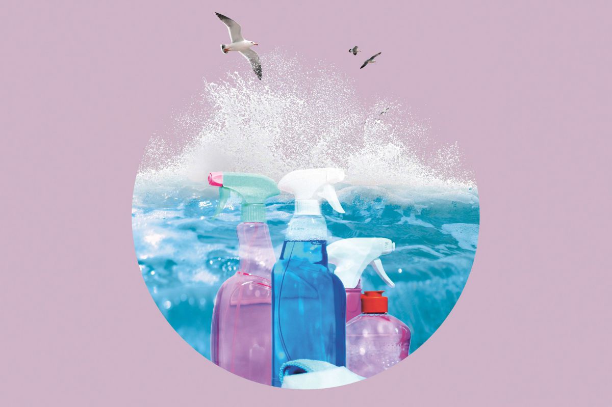 Bildmontage: Auf fliederfarbenem Hintergrund sieht man in einem kreisförmigen Bildausschnitt klares, welliges Wasser, darüber weiße Gischt über der einige Möwen schweben. Aus dem Wasser ragen mehrere Sprühflaschen verschiedener Farben und Größen.