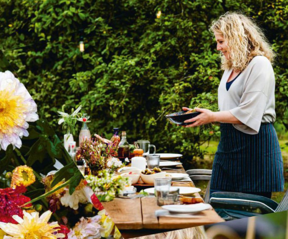 Collage aus zwei Fotos: bunte Blüten in Gelb, Weiß und Dunkelrot; Frau beim Decken eines Tisches im Garten.