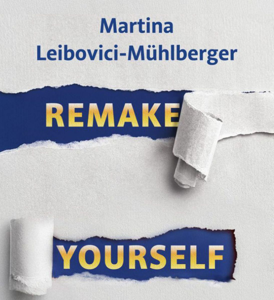 Das blaue Cover ist von hellgrauem Papier bedeckt, von dem Streifen heruntergrissen werden und der Titel und die Autorin sichtbar werden.