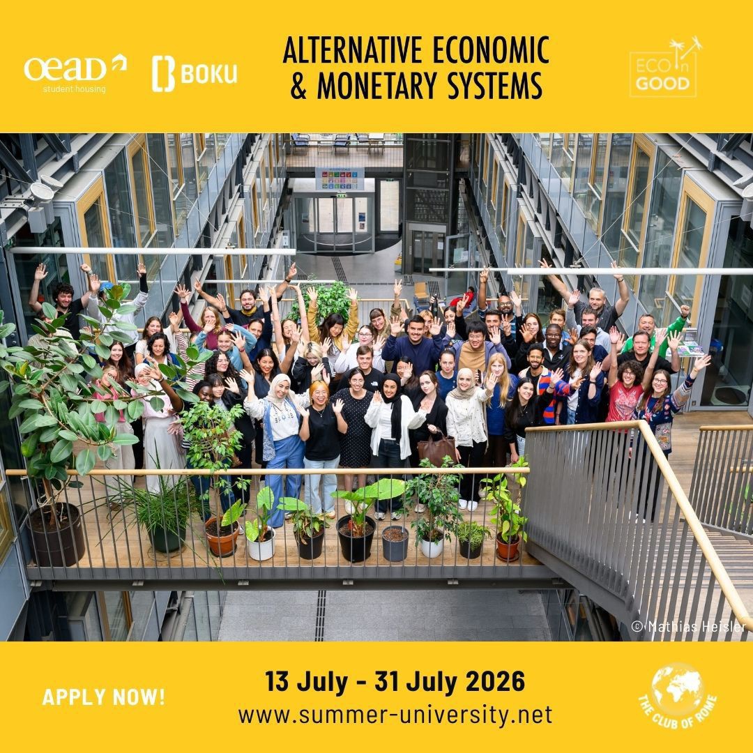 Etwa 40 Studierende, die auf einer Galerie für das Foto posieren. Darüber und darunter Text auf gelbem Hintergrund: ALTERNATIVE ECONOMIC & MONETARY SYSTEMS | 13. July - 31. July 2026 | APPLY NOW! www.summer-university.net
