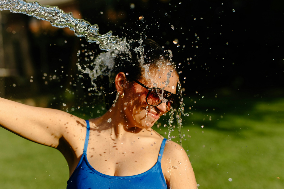 frau-abkuehlung-wasserflasche-c-brooke-cagle_unsplash